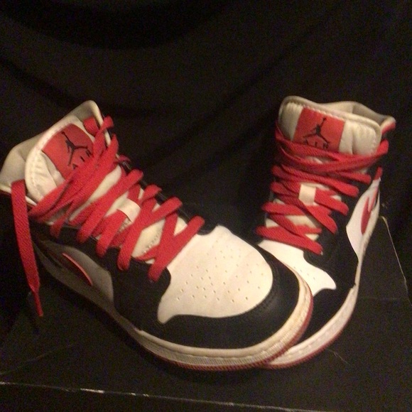 Big kids Jordan 1 Mid Very Berry (GS) - Picture 8 of 9